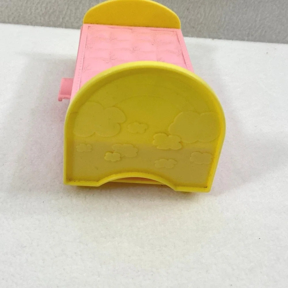 2000 Mattel Kelly Love‎ n Care Pink Bed and Barbie Green Chair